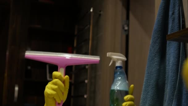 ガラスや鏡を洗浄するための洗剤のデモンストレーション 窓ブラシは掃除機の手の中にある — ストック動画