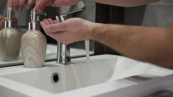 Ein Mann Wäscht Seine Hände Unter Einem Wasserhahn Mit Wasser — Stockvideo