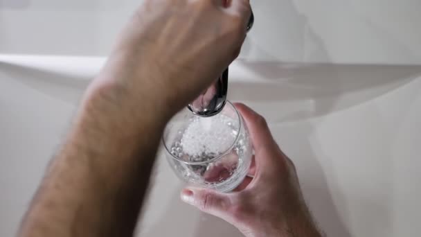 Draufsicht Zeitlupe Eine Hand Bringt Ein Glas Zum Wasserhahn Trinkwasser — Stockvideo
