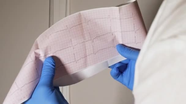 Médico Olha Para Cardiograma Médico Examina Doença Cardíaca — Vídeo de Stock