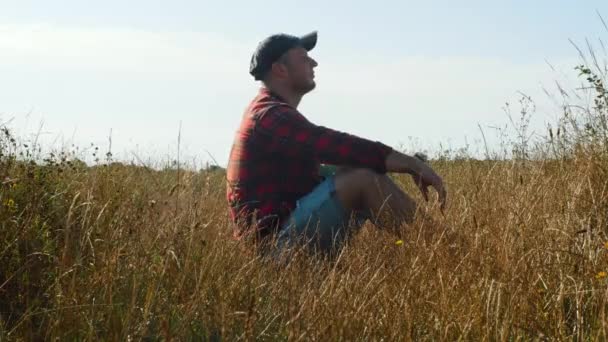 Einsamer Typ Auf Dem Feld Junger Trauriger Mann Sitzt Hohen — Stockvideo