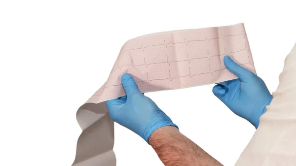 Ellerinde Kalp Kardiyogramı Olan Doktor Beyaz Arkaplan Kopyalama Boşluğunda Izole — Stok fotoğraf