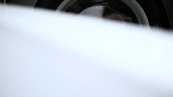 Медленное Движение Стиральная Машина Стирает Одежду Черная Стиральная Машина Крупным — стоковое видео