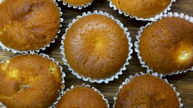 Üst görünüm fırınlanmış kekler döner döner döner, ağız sulandıran keklerin üst görünümü