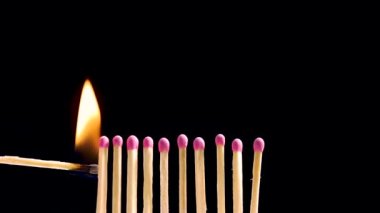 Siyah arka planda bir sürü kibrit yak. Yazdırma kibritleri