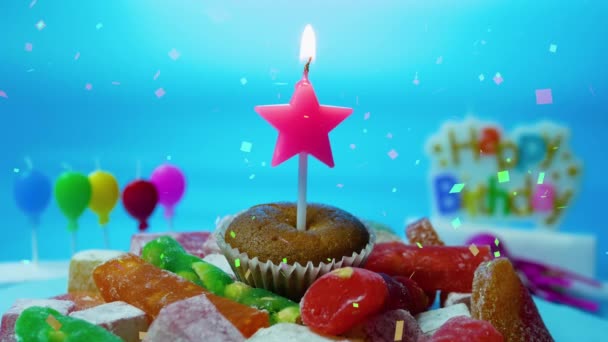 Торт День Рождения Горящей Красной Свечой Красивом Голубом Фоне Поздравление — стоковое видео