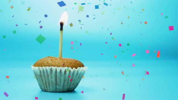 Grappige Verjaardag Groet Brandende Wedstrijd Verjaardagskaart Cupcake Achtergrond Confetti Vallen — Stockvideo