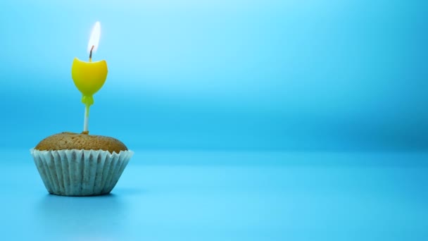 Cozimento Cupcake Com Uma Vela Festiva Ardente Fundo Azul — Vídeo de Stock
