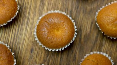 Tahta manzaralı taze kekler, lezzetli fırınlanmış turta.