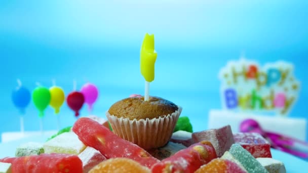 Boldog Születésnapot Torta Gyönyörű Gyertyák Csillag Dekorációk Ünnepélyesek — Stock videók