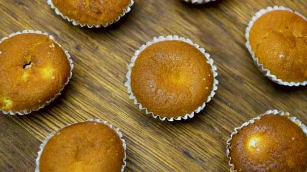 Frische Muffins Auf Einem Holzbrett Gebäck Auf Einem Holztablett — Stockvideo