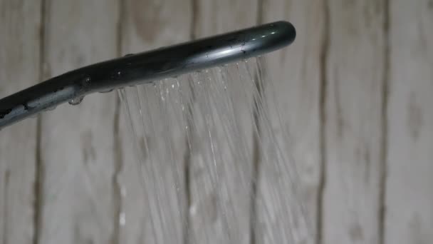 Prysznice Zawierają Ciśnienie Wody Głowica Prysznicowa Tle Drewnianej Ściany — Wideo stockowe
