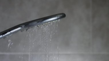 Duşu açmak, banyodaki duş başlığından akan su.