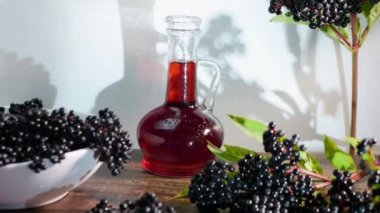 Mürver ilacı, taze sıkılmış kırmızı meyve suyu şişede. Kara dut homeopati.