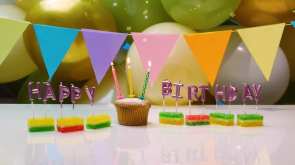 あらゆる年齢のための幸せな誕生日の背景 ろうそくの火で誕生日ケーキ 誕生日のスクリーンセーバー — ストック動画