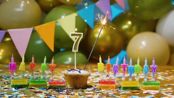 幸せな誕生日 美しい誕生日の背景番号7 誕生日ケーキのスクリーンセーバーキャンドル 輝きと落下コンフェッティの装飾 — ストック動画