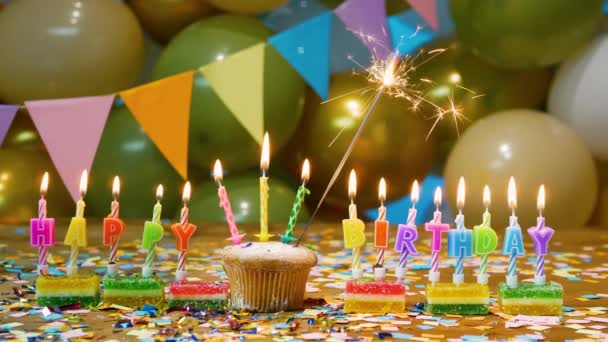 どんな年齢のための美しい幸せな誕生日の背景 キャンドルや輝きと秋のコンフェッティの装飾を持つ幸せな誕生日ケーキスクリーンセーバー — ストック動画