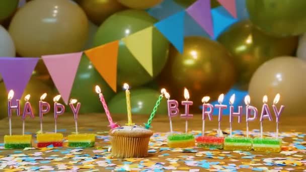 美しい装飾の背景幸せな誕生日 誕生日のための燃えるお祝いのろうそくとカップケーキ — ストック動画
