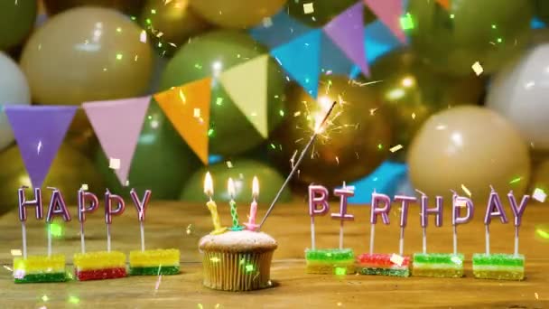 任意の年齢のための美しい幸せな誕生日の装飾の背景 お祝いの誕生日のろうそくとカップケーキ — ストック動画