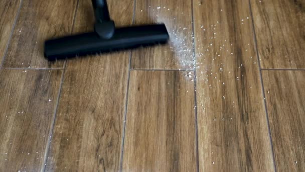 床のキッチンタイルの汚れを掃除します 掃除機はアパートの汚れを取り除きます 床に散乱フリーフロー混合物を削除します — ストック動画