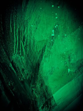 Dikey Güzel Kasvetli yeşil arka plan ve siyah çatlak boya. Uzayı kopyala Yaratıcı kabuk soyma, akrilik boya dokusunun soyut arkaplanı