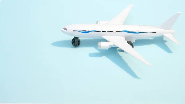 Avião Branco Passageiros Avião Espaço Cópia Fundo Azul Conceito Viagem — Fotografia de Stock