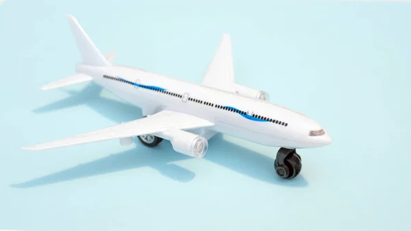 青の背景に旅客機 航空会社の旅行のコンセプト ホワイトボーイング — ストック写真