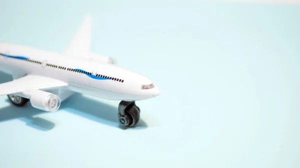 Avião Passageiros Fundo Azul Conceito Viagem Aérea Espaço Branco Cópia — Fotografia de Stock