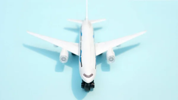 Пасажирський Літак Синьому Фоні Концепція Подорожей Авіакомпанії — стокове фото