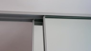 Dairelerdeki aynalı kapılar. Gardıroptaki sürgülü kapılar, kompartımanın sürgülü kapılarını açma ve kapatma sistemi. Giysiler için depolama alanı