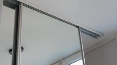 Dairelerdeki aynalı kapılar. Gardıroptaki sürgülü kapılar, kompartımanın sürgülü kapılarını açma ve kapatma sistemi. Giysiler için depolama alanı