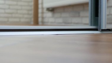 Dairelerdeki aynalı kapılar. Gardıroptaki sürgülü kapılar, kompartımanın sürgülü kapılarını açma ve kapatma sistemi. Giysiler için depolama alanı