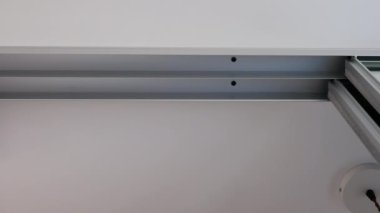 Dairelerdeki aynalı kapılar. Gardıroptaki sürgülü kapılar, kompartımanın sürgülü kapılarını açma ve kapatma sistemi. Giysiler için depolama alanı