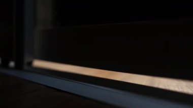 Dairelerdeki aynalı kapılar. Gardıroptaki sürgülü kapılar, kompartımanın sürgülü kapılarını açma ve kapatma sistemi. Giysiler için depolama alanı