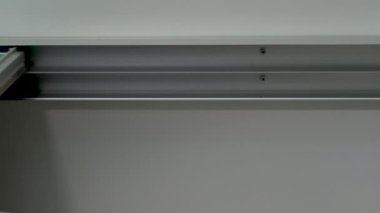 Dairelerdeki aynalı kapılar. Gardıroptaki sürgülü kapılar, kompartımanın sürgülü kapılarını açma ve kapatma sistemi. Giysiler için depolama alanı