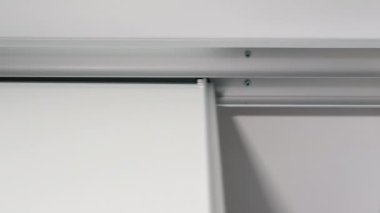 Dairelerdeki aynalı kapılar. Gardıroptaki sürgülü kapılar, kompartımanın sürgülü kapılarını açma ve kapatma sistemi. Giysiler için depolama alanı