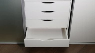 Dairelerdeki aynalı kapılar. Gardıroptaki sürgülü kapılar, kompartımanın sürgülü kapılarını açma ve kapatma sistemi. Giysiler için depolama alanı