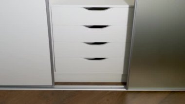 Hareketli Modifiye Mobilyaları durdurun. Gardıroptaki sürgülü kapılar, kompartımanın sürgülü kapıları açma ve kapatma sistemi. Giysiler için depo alanı. Alüminyum raylı kapılar