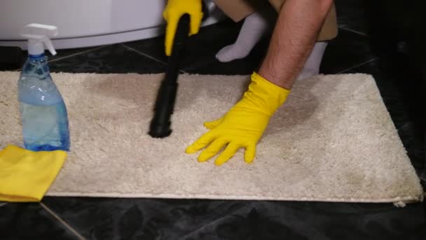 Membersihkan Karpet Dengan Vacuum Cleaner Menghilangkan Noda Lantai Dengan Agen — Stok Video