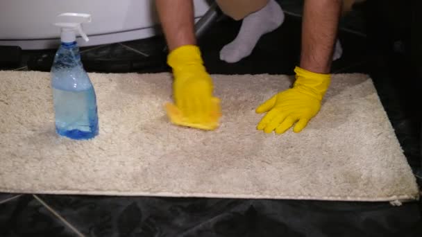 用特殊的除尘剂清洗地毯用清洁剂去除地板上的污渍 清洁工把污垢洗掉了 — 图库视频影像