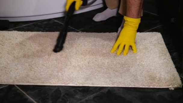 Man Vacuums Fluffy Rug Vacuuming Bathroom Apartment — Vídeo de Stock