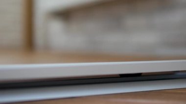 Tekerlekleri yakın çekimli alüminyum korkulukların aynalı kapıları. Gardıroptaki sürgülü kapılar, kompartımanın sürgülü kapılarını açma ve kapatma sistemi..