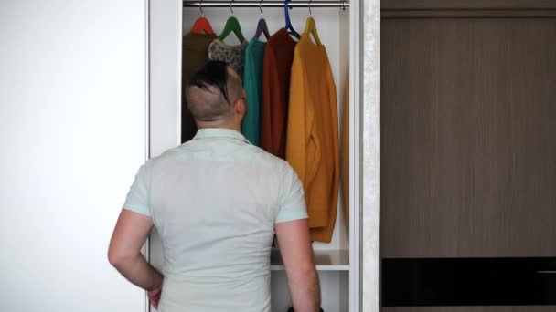 Jeune Homme Essaie Des Vêtements Sort Des Vêtements Garde Robe — Video