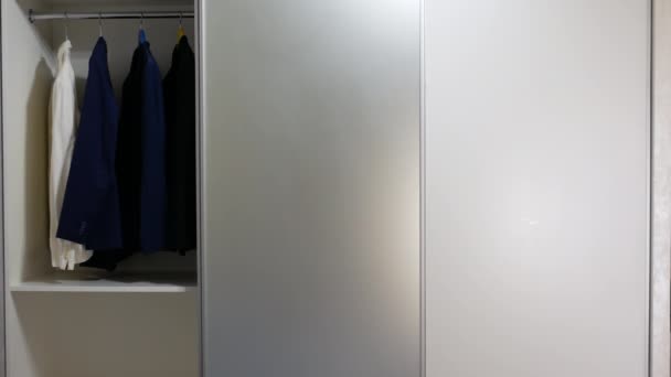옷으로 옷장의 미닫이 시스템 객실의 미닫이 시스템 공간을 만든다 — 비디오
