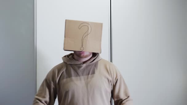 Man Box His Head Question Mark Showing Does Understand Does — Stock videók