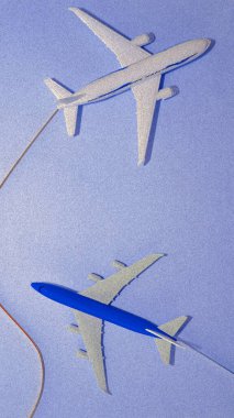 Bulutlarda uçan Illustration Airplane modeli, bir iz ile, kopyalama uzayı. Havayolu seyahat kavramı.