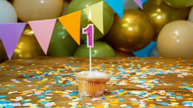 Mumlu kek, 1 yaşındaki bebeğe doğum günü kartı, mumlu doğum günü pastası ve doğum günü süslemeleri.