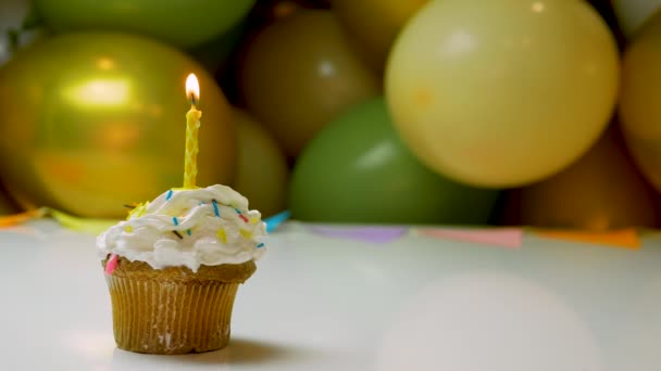 Uroczyste Tło Urodzinowe Kremowa Babeczka Płonącą Świecą Balonami Tle Urodzinowe — Wideo stockowe