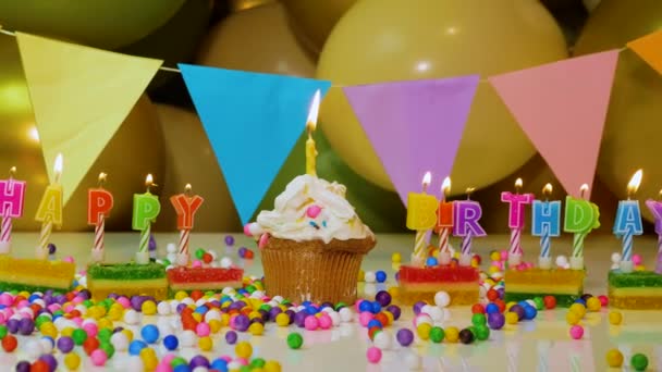Dekoracje Urodzinowe Tło Świecami Dla Wszystkich Grup Wiekowych Kremowa Babeczka — Wideo stockowe