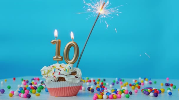 10歳の子供への幸せな誕生日の挨拶カード 背景にキャンドルや誕生日の装飾が施された誕生日カップケーキ スペースのコピー — ストック動画